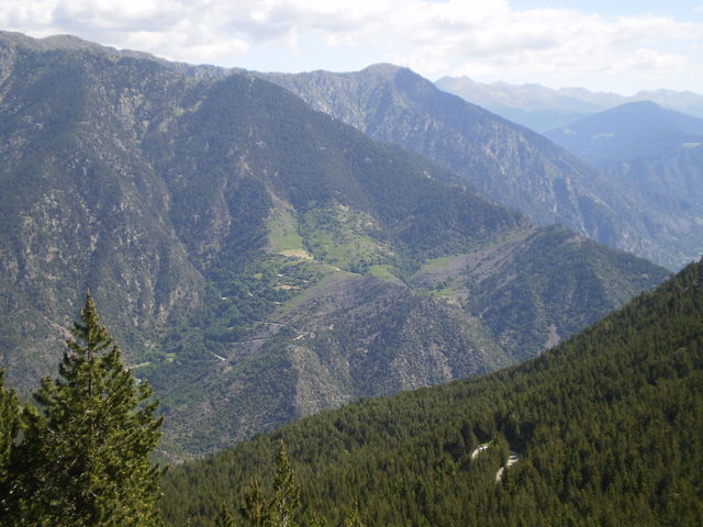 Nordanfahrt: Blick auf den Weiler Aixàs oberhalb von Bixessari.