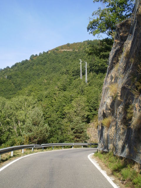 Variante Toses: Im Tal des Rigard sieht man die Hauptstraße über sich.