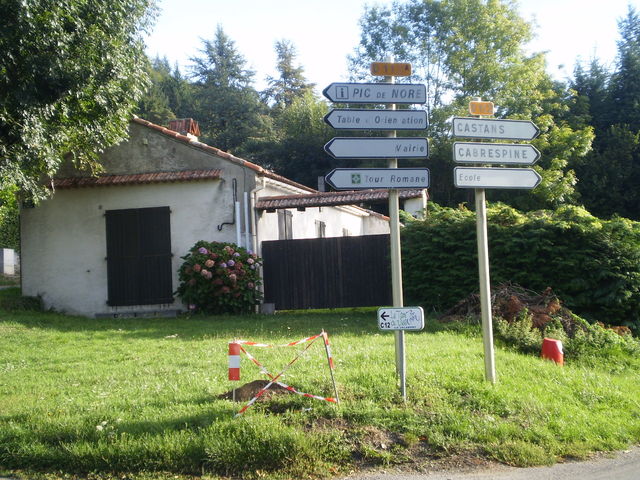Südanfahrt: Der Abzweig in Pradelles-Cabardès.
