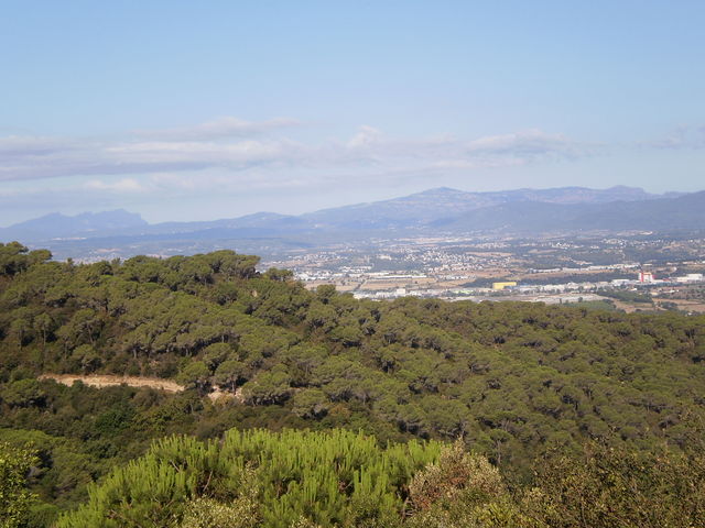 Blick von unterhalb des Coll de Sant Bartomeu auf den Montserrat links und den Montcau (Sant Llorenç del Munt) in der Bildmitte.