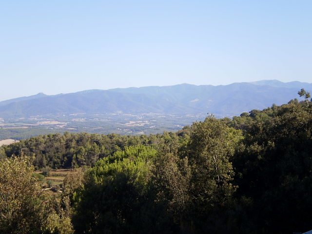 Blick von unterhalb des Coll de Sant Bartomeu auf den Montseny...der Tagamanent ist der Knubbel links und der Turo de l'Home ist der Brocken rechts.