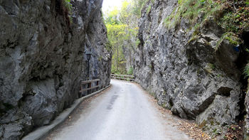 Anfahrt von Gutenstein: Das "Naturdenkmal Lange Brücke". 