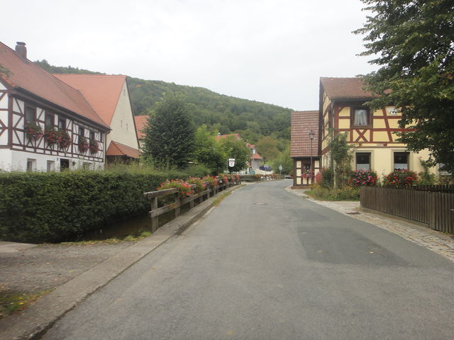 Malerisches Frankendorf im Weichselbachtal