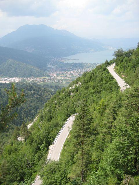 Blick zurück auf Serpentinen und den Lago di Caldonazzo.