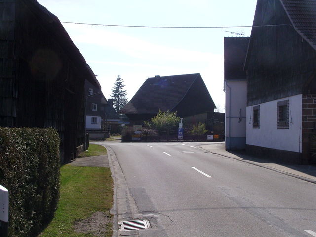 rechts in den Krähberger Weg.