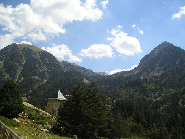 Die Bergwelt des Nationalparks mit der Kapelle am Planell de Sant Esperit.