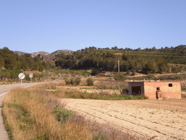 Südanfahrt: Hinter der Autobahnbrücke oberhalb von Bisbal del Penedès.