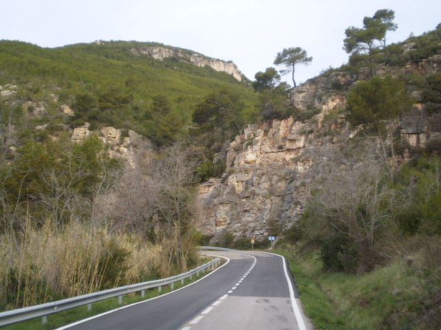 Südanfahrt: Der Weg preßt sich in eine Bergkette hinein.