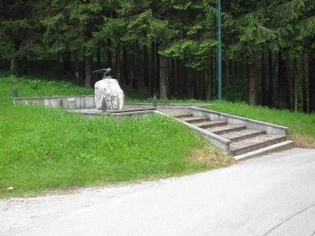 Pala Barzana Passhöhe mit Kriegerdenkmal. Von Osten gibt es kein Passschild