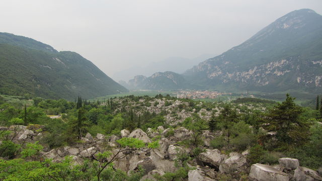 Südanfahrt: Hinter Dro geht es durch das Naturschutzgebiet der "Marroche di Dro".