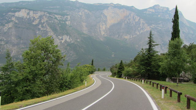 Südanfahrt: Blick auf den Bergkamm des Monte Brento/Monte Casale.