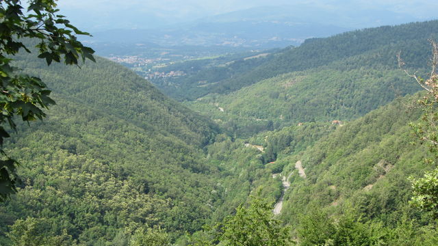 Südanfahrt: Blick Richtung Arnotal von unterhalb von Badia Prataglia aus.