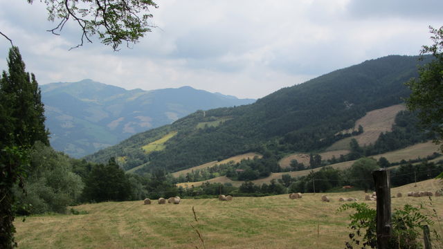 Westanfahrt: Blick nach Norden. Der Berg im Hintergrund ist vermutlich der Monte Mescolino.