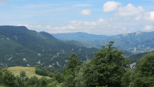 Südanfahrt: Landschaft oberhalb des Tals der Marecchia.