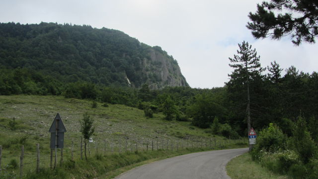 Nordanfahrt: Der Berg mit dem markanten Felsabbruch heißt Moia.
