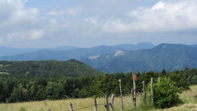Nordanfahrt: Blick zum Apenninhauptkamm (Alpe della Serra), man sieht auch die "Scalacce" des Passo dei Mandrioli.