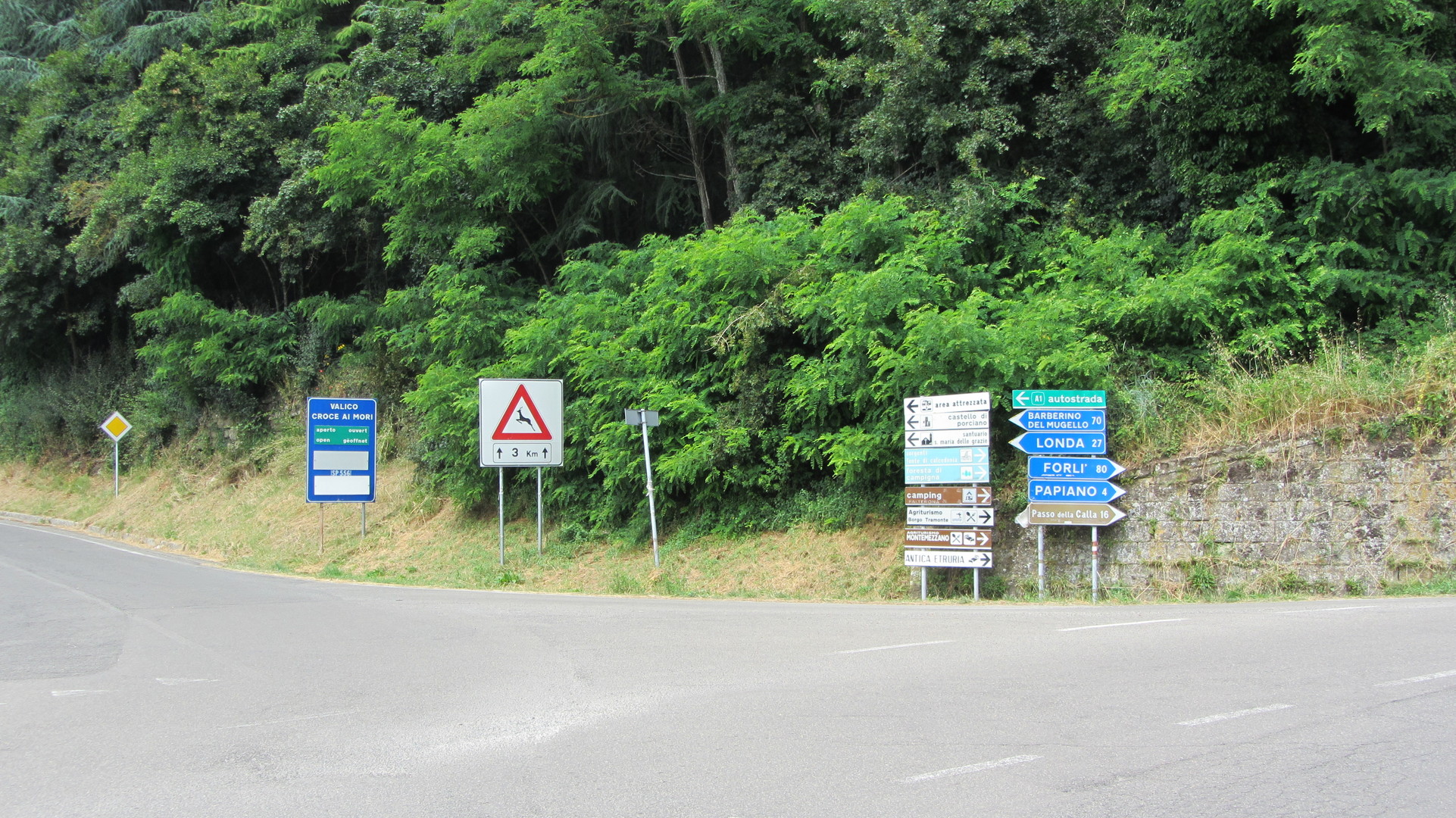 Südanfahrt: Der Beginn an einer Zwei-Paß-Kreuzung (links gehts zum Valico Croce a Mori).