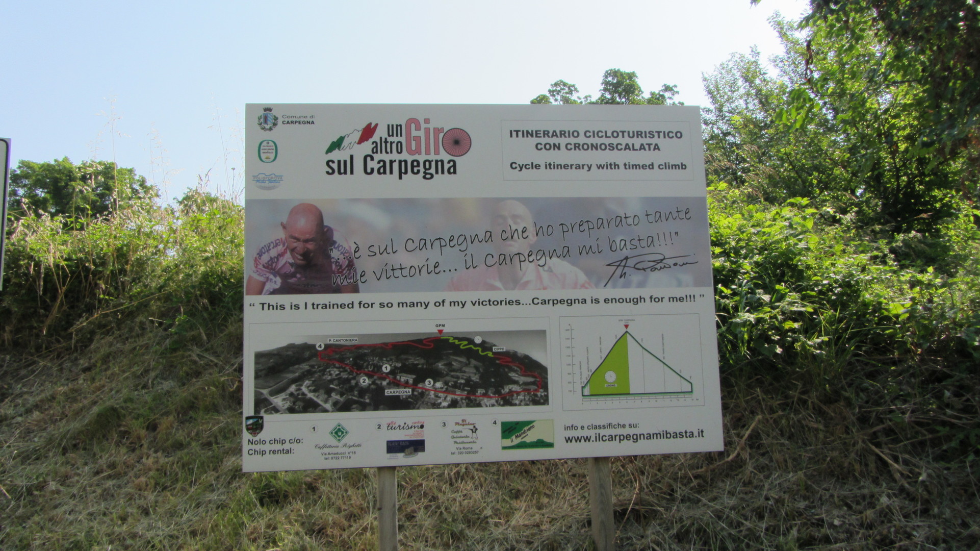 Cippo: Erklärungen zur Strecke; an dieser Stelle vereinen sich alle Streckenvarianten oberhalb von Carpegna.