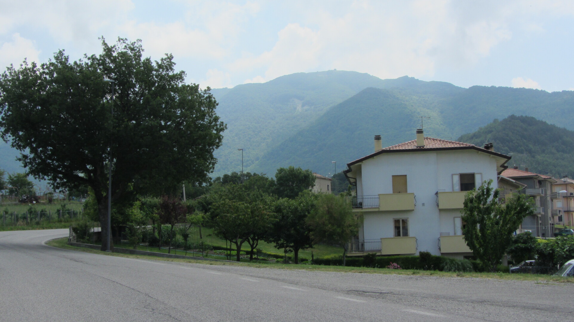 Nordwestanfahrt: Hinter dem Zentrum von Pennabilli sieht man das Massiv des Monte Carpegna.