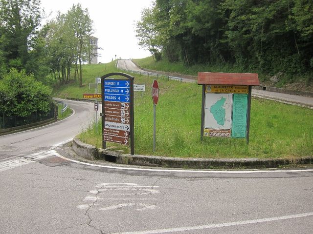 An dieser Kreuzung in Clauzetto kann man in beide Richtungen weiter fahren: links geht es in den Ortskern hininter, rechts zur Kirche mit super Aussicht.