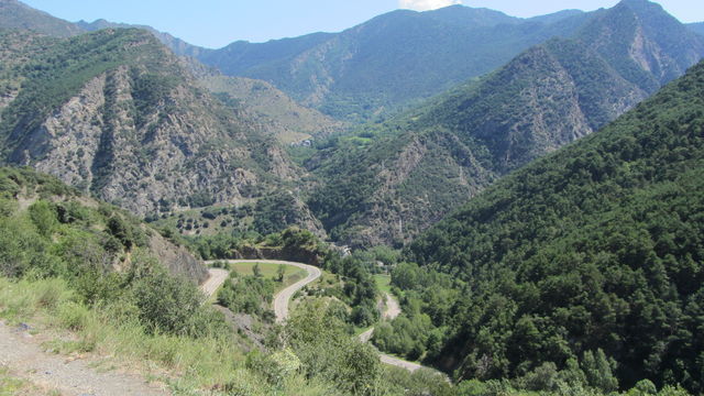 Blick zurück ins Tal. Im Hintergrund der Weiler Berrós Jussà.