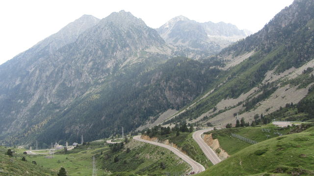 Südostanfahrt: Blick zurück zum Refugi des Ares, die drei Gipfel sind der Pui de les Ares (vorne), der Pui de la Bonaigua (links) und der Pic de Xemeneies (rechts).
