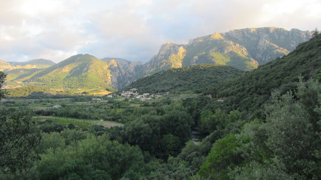 Blick über das Tal des Orb zu den Monts de l'Espinouse.