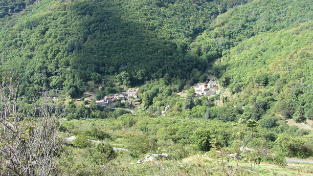 Südanfahrt: Das Dorf Coustorgues.