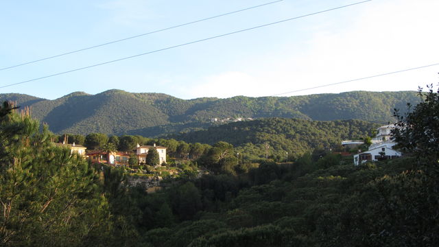 Oberhalb von Sant Iscle sieht man die urbanización am Hang. Links davon übrigens der Turó Gros, höchster Berg der Serralada Litoral.