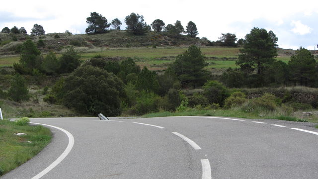 Hinter Arbolí breite Straße in hochflächenartiger Landschaft.