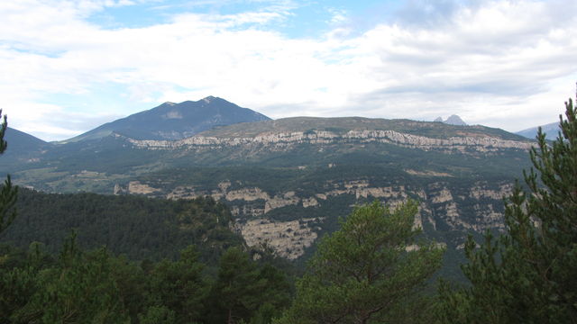 Nordanfahrt: Blick nach Westen, im Hintergrund lugt der Pedraforca verschämt hervor.