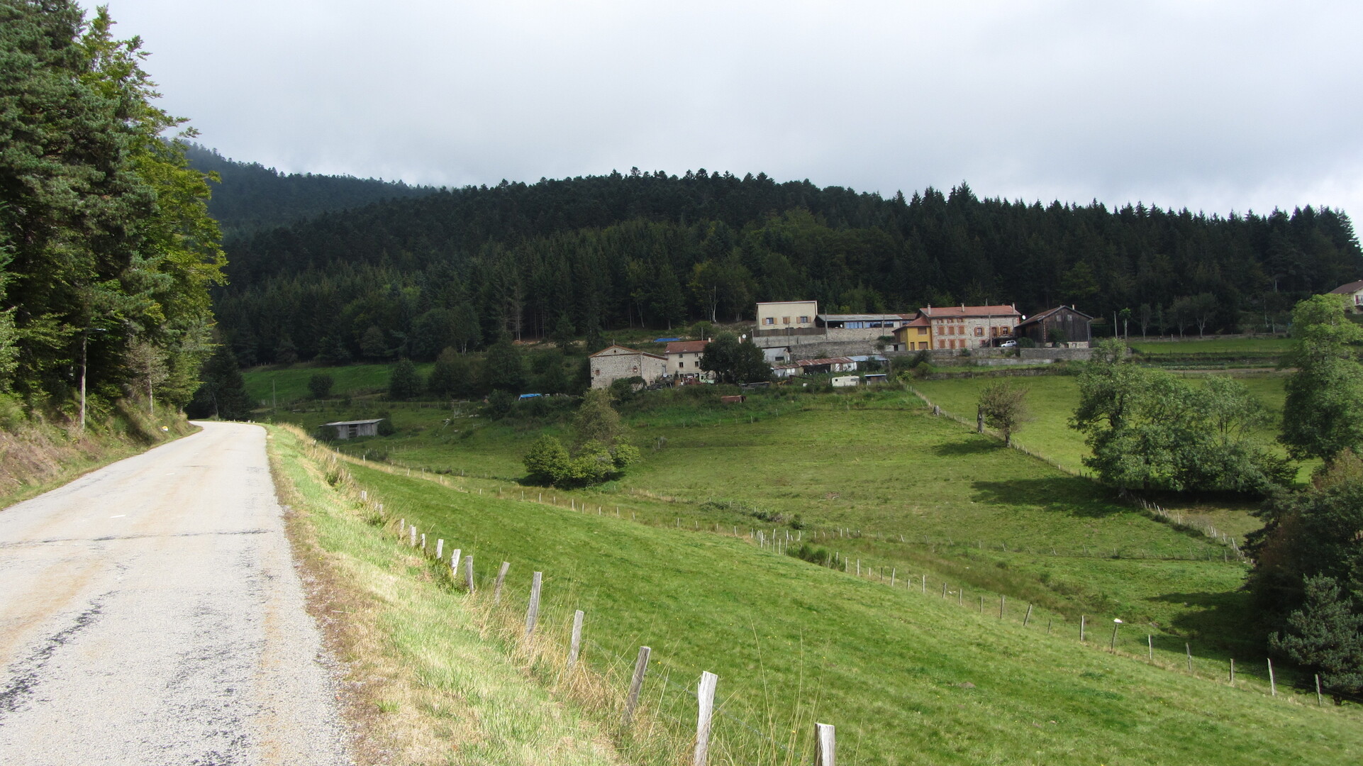 Ostanfahrt 2: Weiler unterhalb der Paßhöhe.