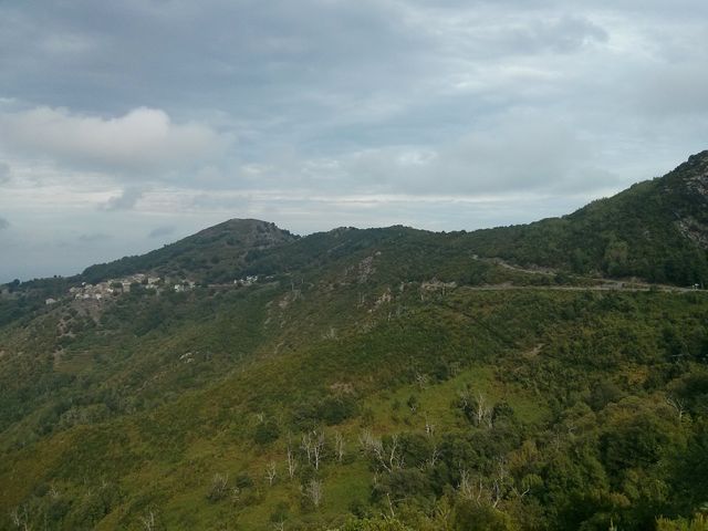 Blick von Monte (erster Ortskern) auf die Abzweigung zum Col.