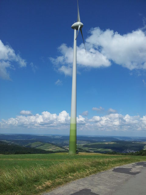 Windkraftanlage oberhalb von Oberemmel