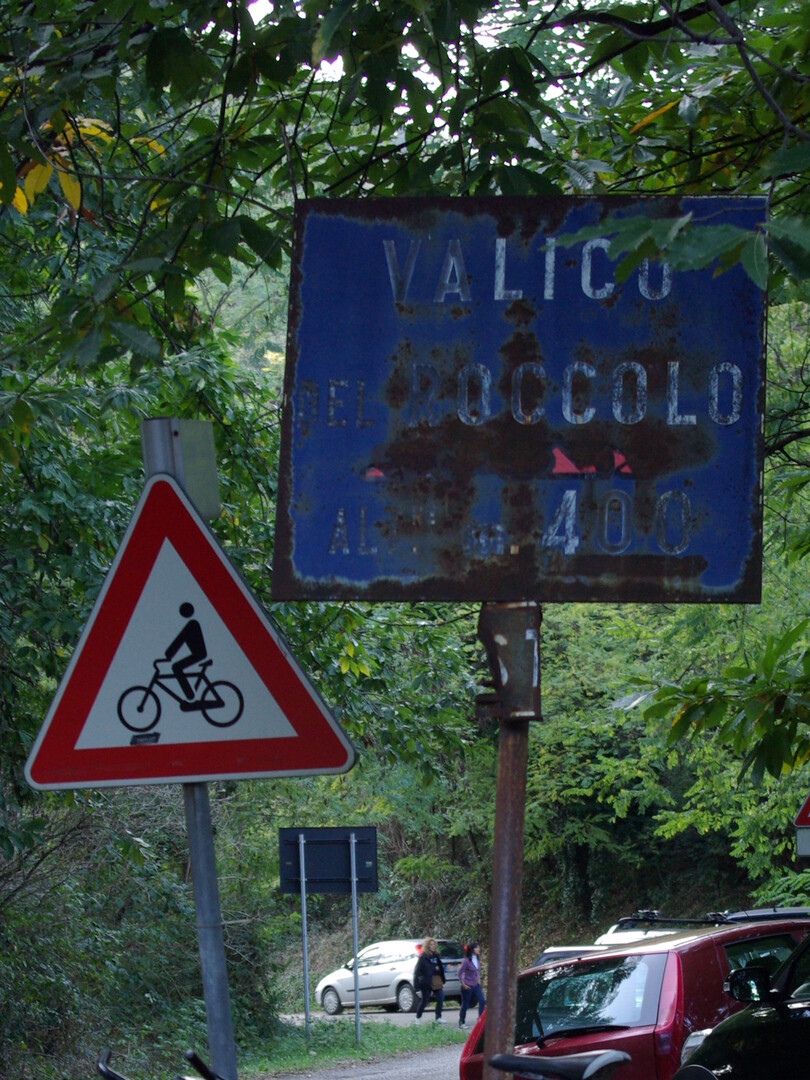 Das schon ziemlich verwitterte Passschild am Valico del Roccolo