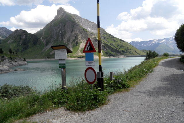 Um den See führt eine Schotterpiste, über die eine Weiterfahrt zur Ravensburger Hütte möglich ist.