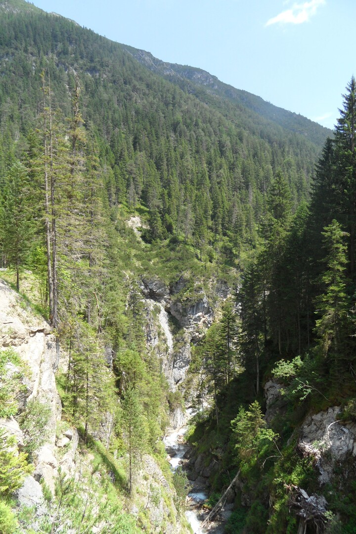 Der Grießlbach kurz vor der Mündung in den Alperschonbach in der bis zu 80 m tiefen Madauschlucht