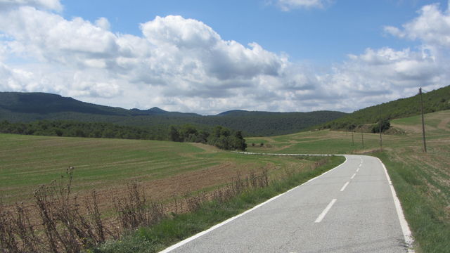 Südwestanfahrt: Die Plana d'Ancosa, knapp links von der Bildmitte sieht man den Zuckerhut des Montagut.