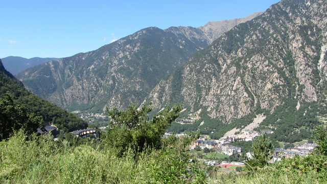Südseite: Blick ins Tal des Valira.