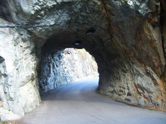 Der kurze Tunnel am Beginn des Anstiegs