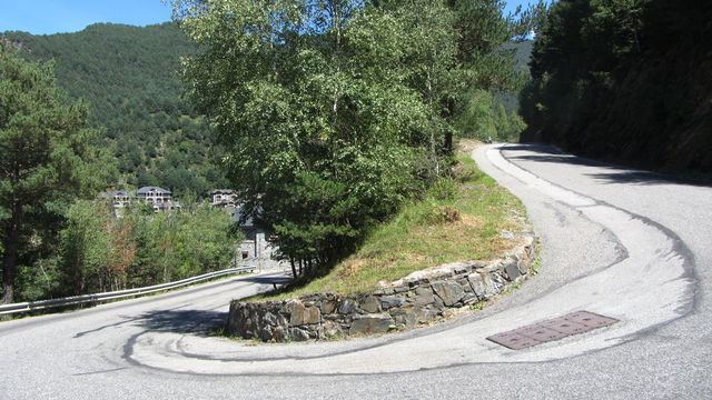 Westanfahrt: Serpentine oberhalb von Anyós.