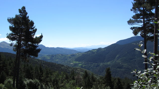 Weiter Blick Richtung Vall de Ribes. Man sieht die Straße nach Campelles.