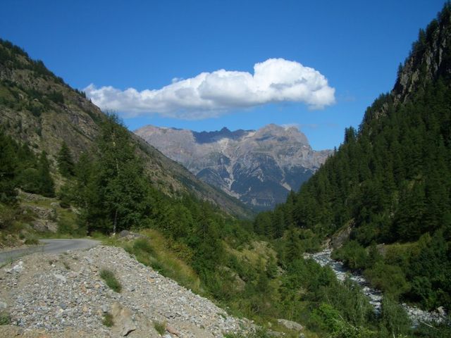 Blick zurück ins Tal
mit den 3 Bergen (nicht ganz 3000 m hoch) über Vallouise