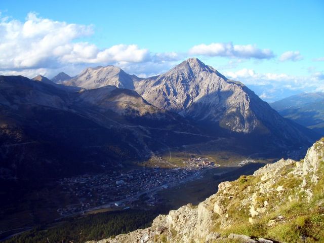 Blick auf Montgenèvre vom Janus, dahinter der Mt. Chaberton