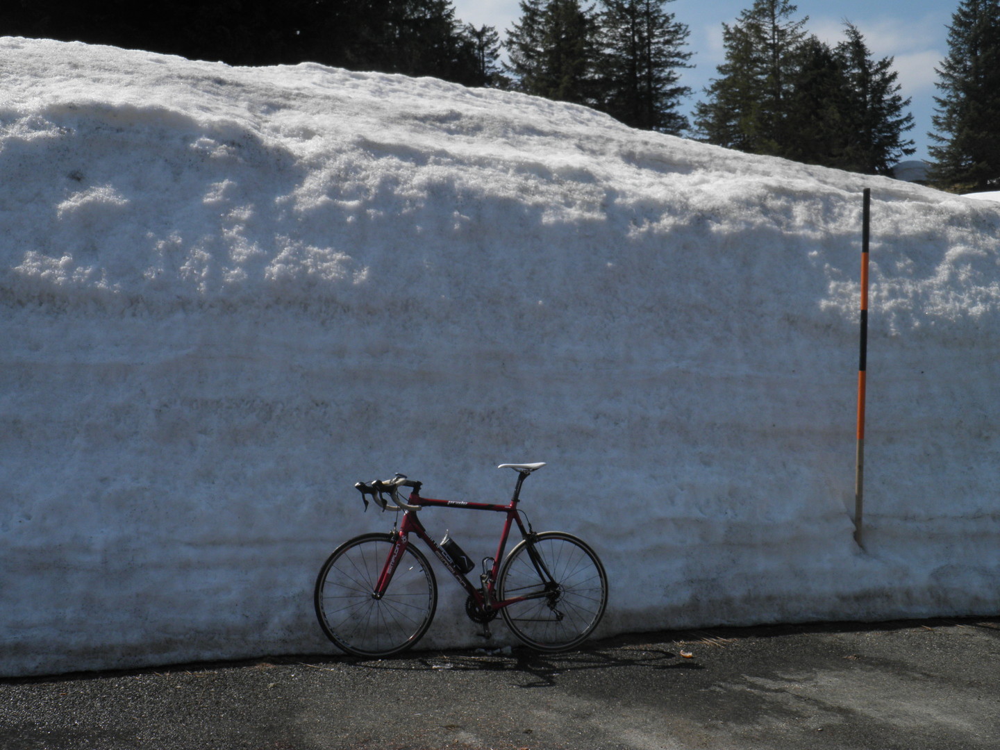 Selbst im April (2013-04-21) kann am Rossfeld noch reichlich Schnee liegen.