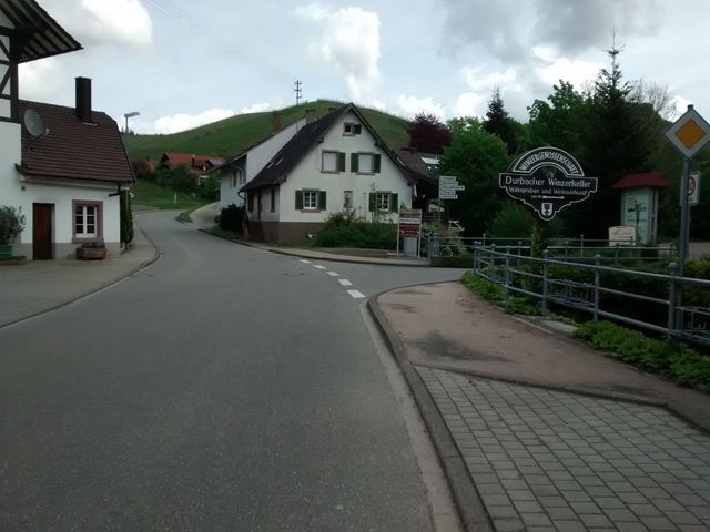 Startpunkt der Auffahrt ab Durbach am Schild Durbacher Winzerkeller.