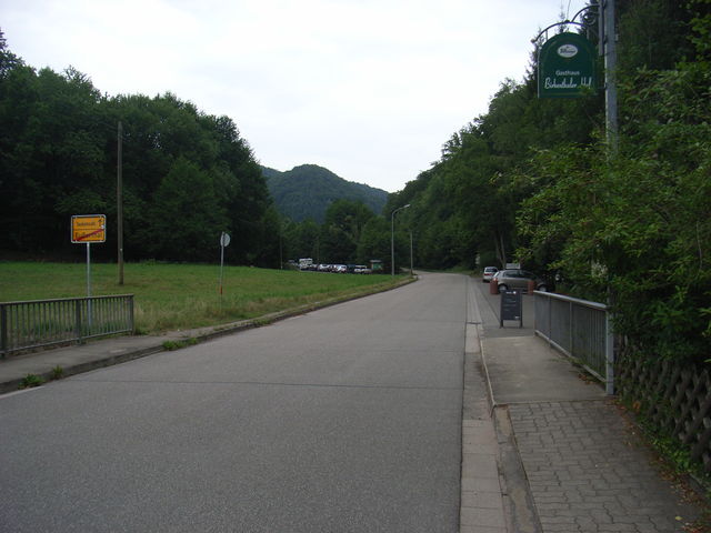Beginn der Auffahrt am Ortsausgang von Eußerthal