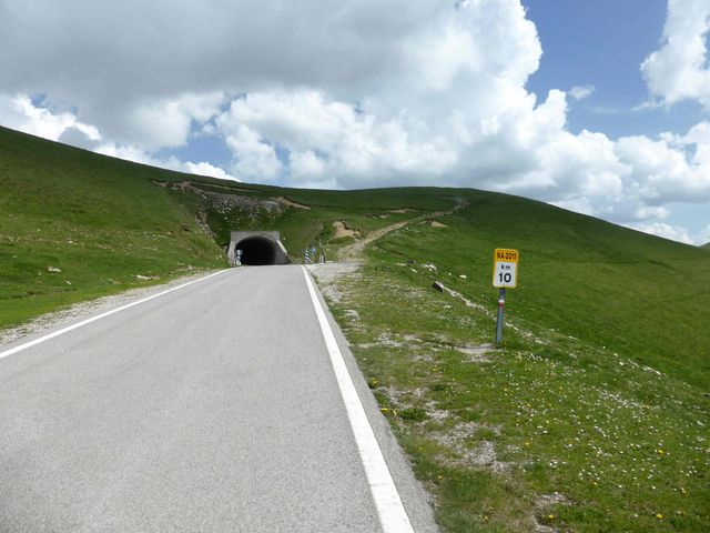 Kilometer 10, der Tunnel taucht auf, bald ist es geschafft.