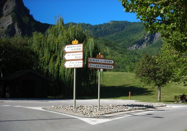 Die Nordanfahrt beginnt an diesem Kreisel in Villargondran.