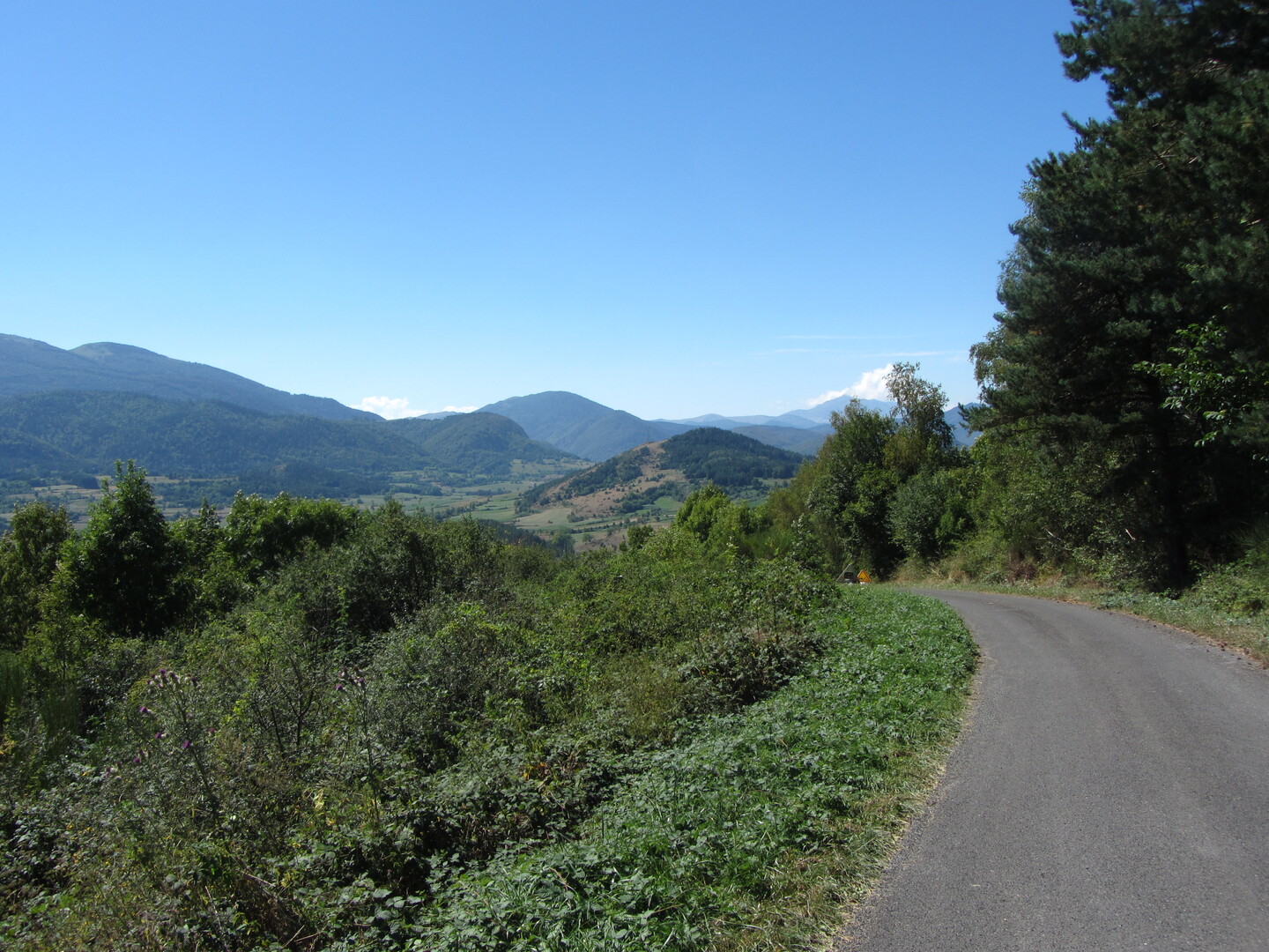 Westanfahrt: Blick über das Plateau de Rodome nach Westen.